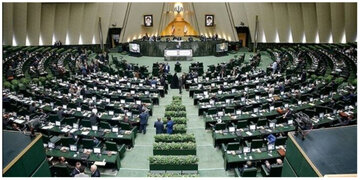 تصاویری از گپ و گفت خصوصی امیرحسین ثابتی با آقاتهرانی / خندههای آتش زننده برجام در صحن علنی / تندروها در مجلس چه می کنند؟