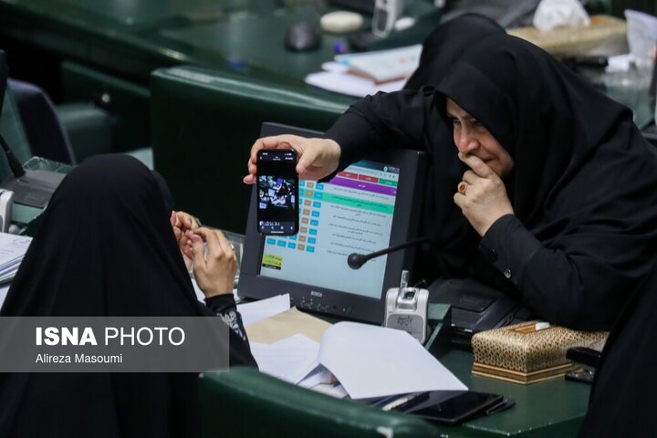 گفت‌وگوی دو نماینده درباره عکسی که از آن‌ها در مجلس گرفته شده است