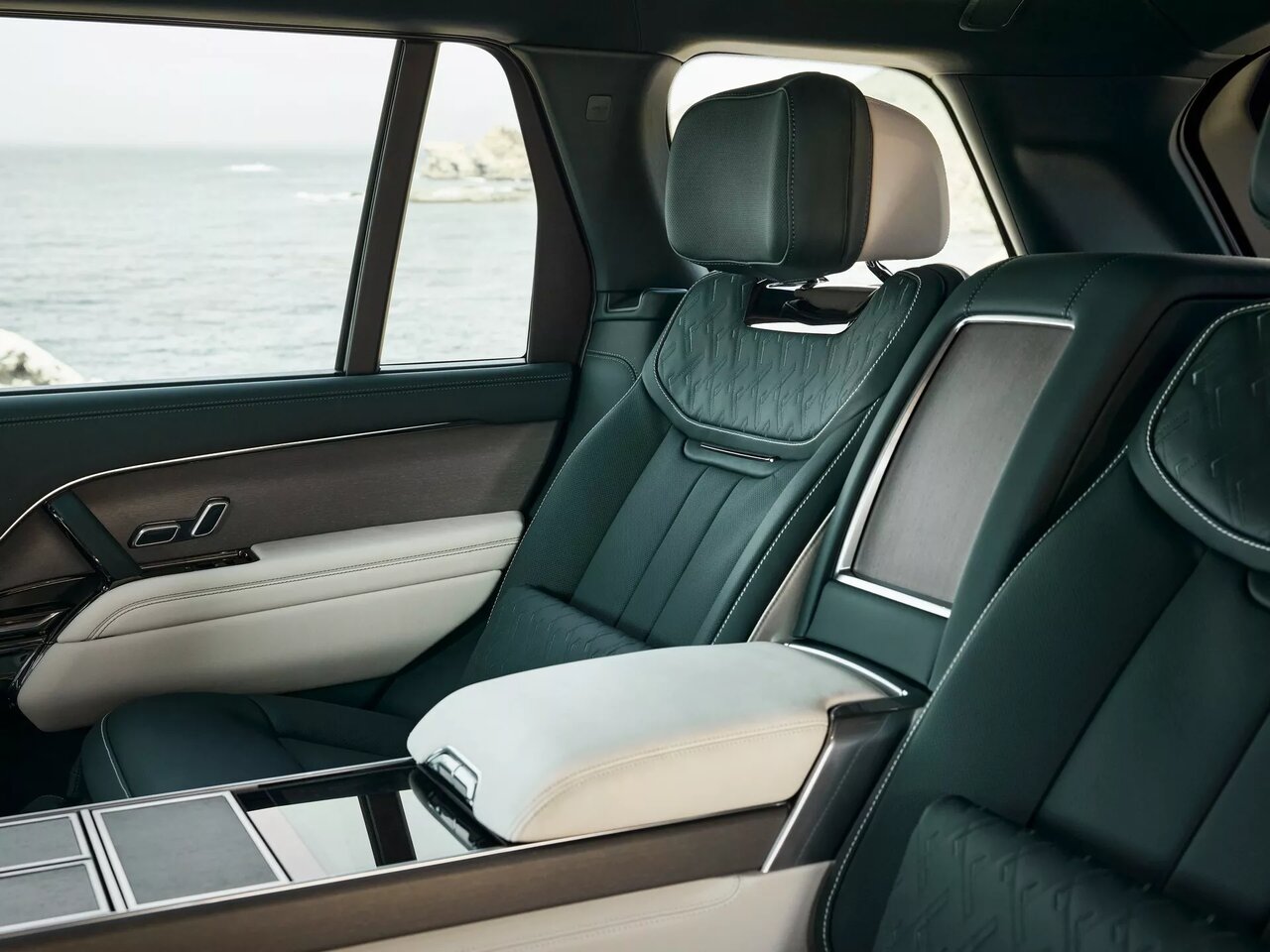 طلای ۲۴ عیار در شاسیبلند انگلیسی ۲۲ میلیارد تومانی / عکس