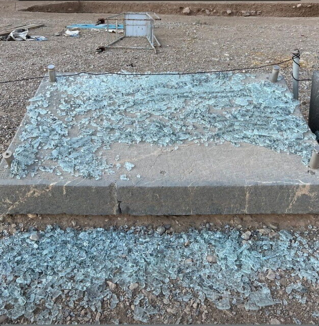 تابلوی شیشهای «نقش رستم» را خُرد شد/ علت چه بود؟+ عکس