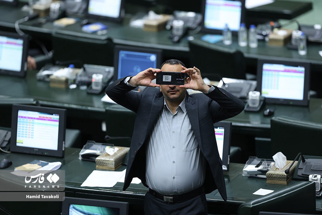 تصاویری عجیب از صحن علنی مجلس/ قالیباف به چه فایلی گوش میکرد؟/ از سلفی گرفتن روی زمین تا لیوان به لیوان کردن نسکافه توسط رسایی