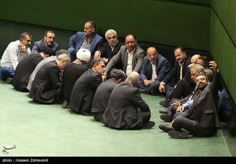 تصاویری عجیب از صحن علنی مجلس/ قالیباف به چه فایلی گوش میکرد؟/ از سلفی گرفتن روی زمین تا لیوان به لیوان کردن نسکافه توسط رسایی