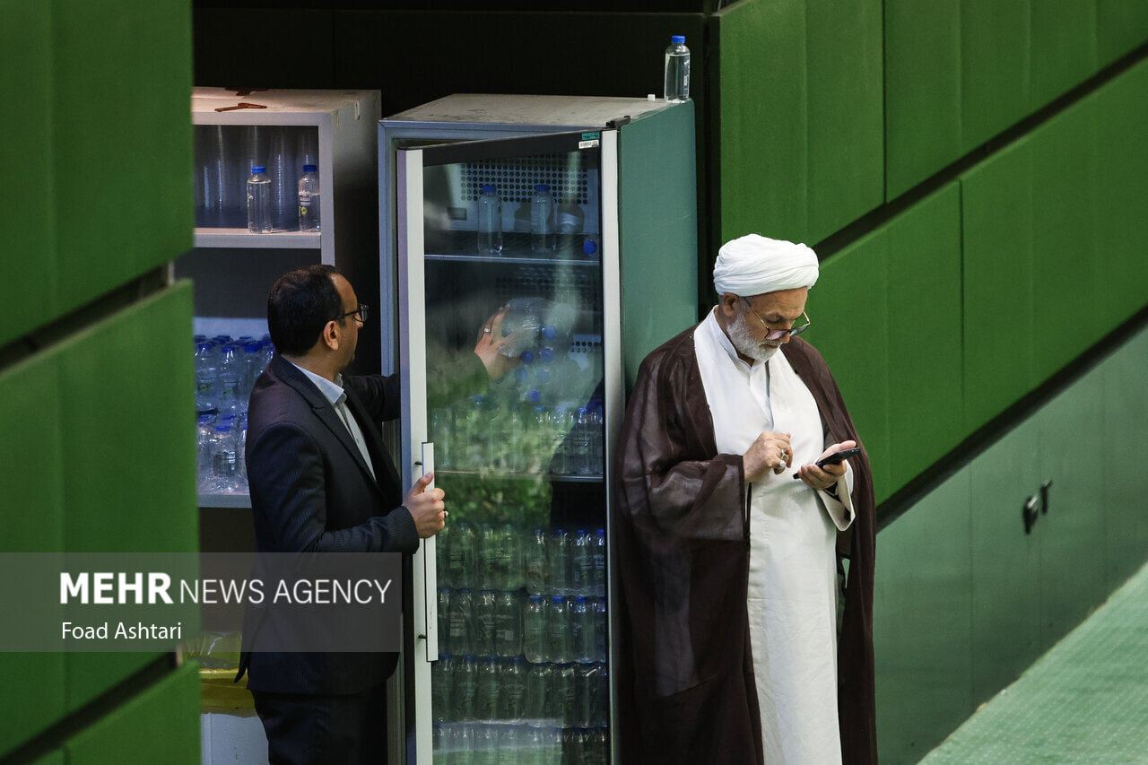 تصاویری عجیب از صحن علنی مجلس/ قالیباف به چه فایلی گوش میکرد؟/ از سلفی گرفتن روی زمین تا لیوان به لیوان کردن نسکافه توسط رسایی