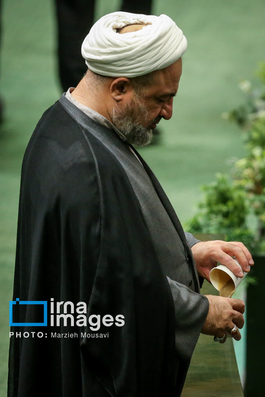 تصاویری عجیب از صحن علنی مجلس/ قالیباف به چه فایلی گوش میکرد؟/ از سلفی گرفتن روی زمین تا لیوان به لیوان کردن نسکافه توسط رسایی