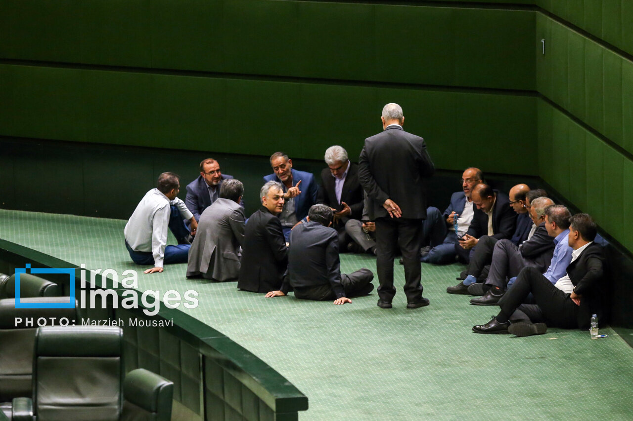 تصاویری عجیب از صحن علنی مجلس/ قالیباف به چه فایلی گوش میکرد؟/ از سلفی گرفتن روی زمین تا لیوان به لیوان کردن نسکافه توسط رسایی