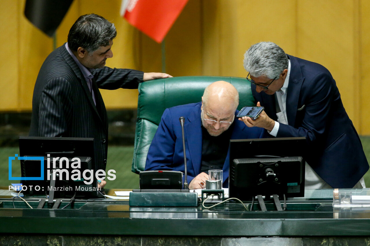 تصاویری عجیب از صحن علنی مجلس/ قالیباف به چه فایلی گوش میکرد؟/ از سلفی گرفتن روی زمین تا لیوان به لیوان کردن نسکافه توسط رسایی