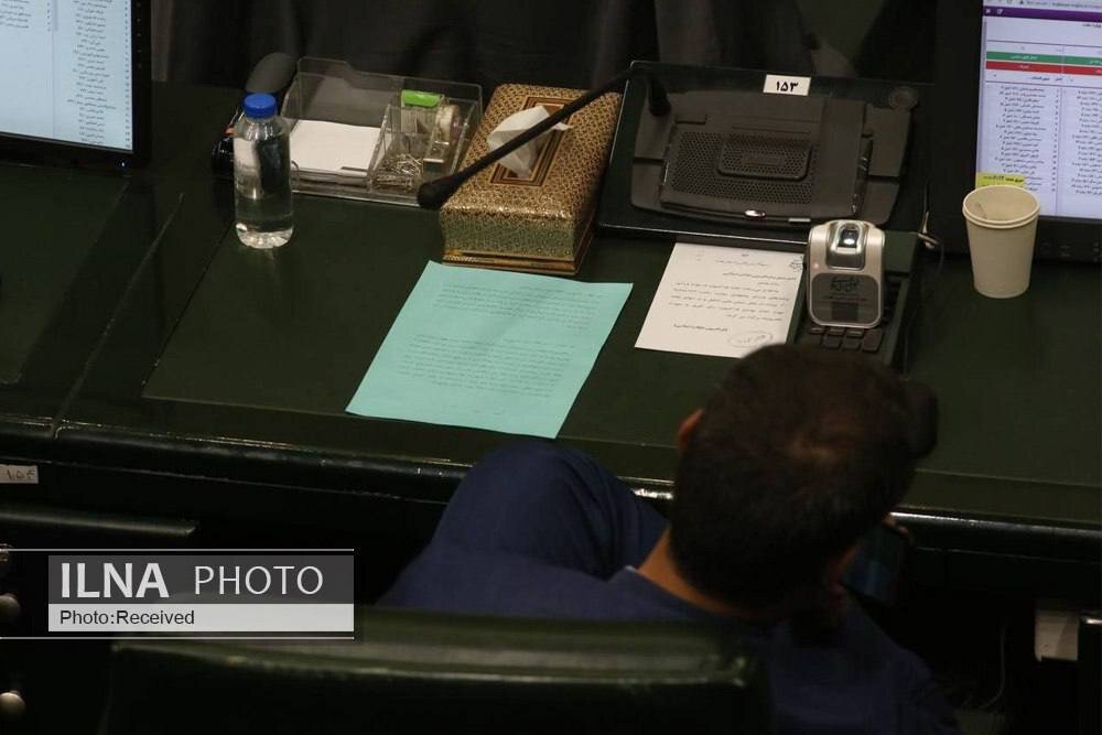 تصاویری از شبنامه علیه صالحی امیری توسط نماینده تندرو مجلس/ تشنج در جایگاه هیات رئیسه؛ بگومگوی مالک شریعتی با احد آزادی خواه