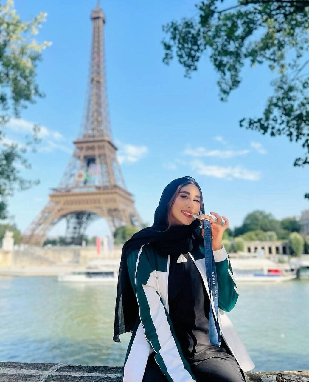 عکس | ژست خاص ناهید کیانی با مدال نقره در شهر خاطرهساز