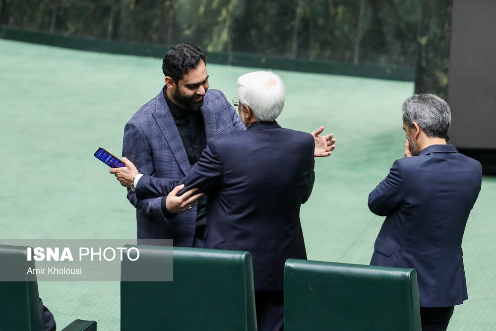 مراجعه نماینده جوان به صندلی معاون اول/ تصویری از خوش و بش ثابتی و عارف