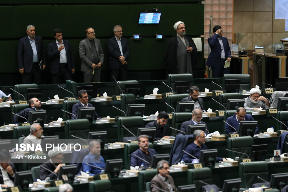 تصاویر خوشوبش نمایندگانبا عارف /نبویان به سراغ وزیر پیشنهادی دفاع رفت/رسائی ایستاده در حال رصد مجلس است