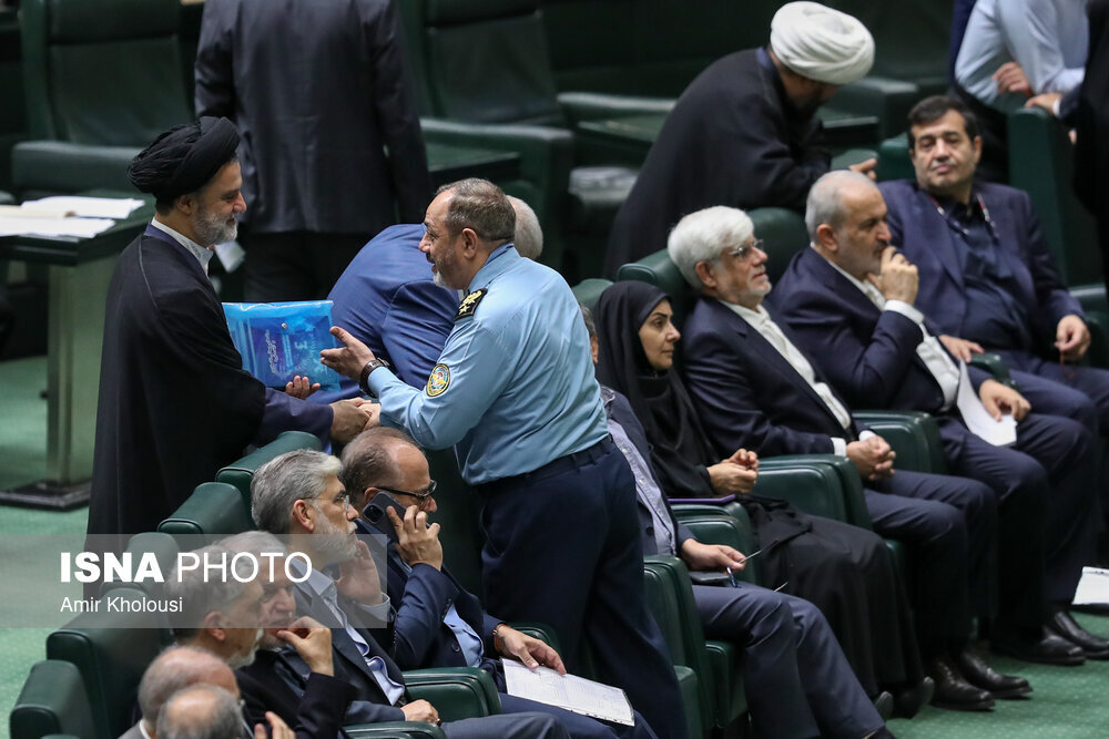 تصاویر خوشوبش نمایندگانبا عارف /نبویان به سراغ وزیر پیشنهادی دفاع رفت/رسائی ایستاده در حال رصد مجلس است