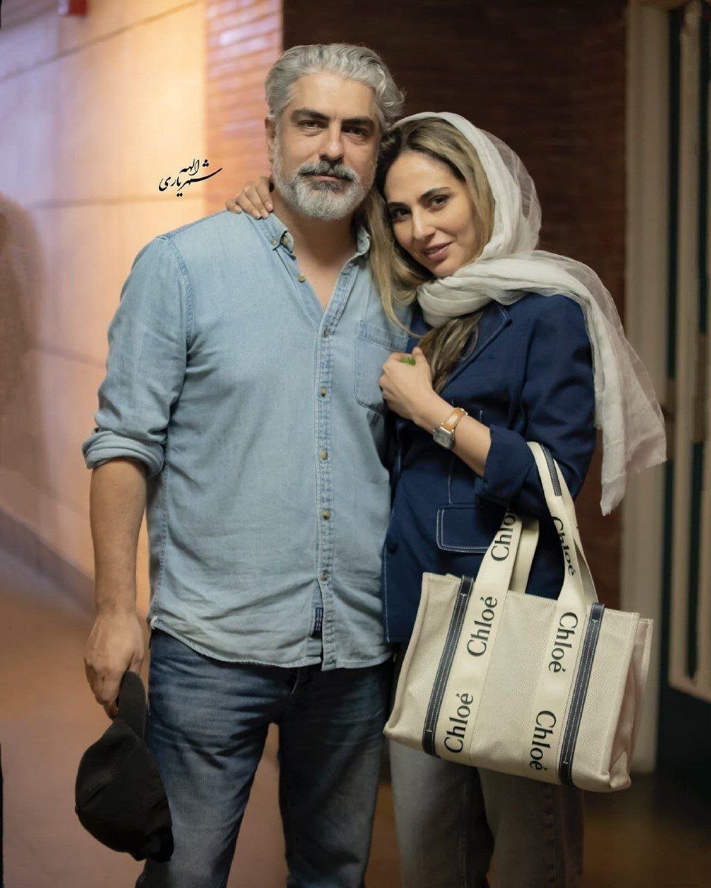 عکس | ژست عاشقانه رعنا آزادیور در کنار مهدی پاکدل در پشت صحنه یک تئاتر