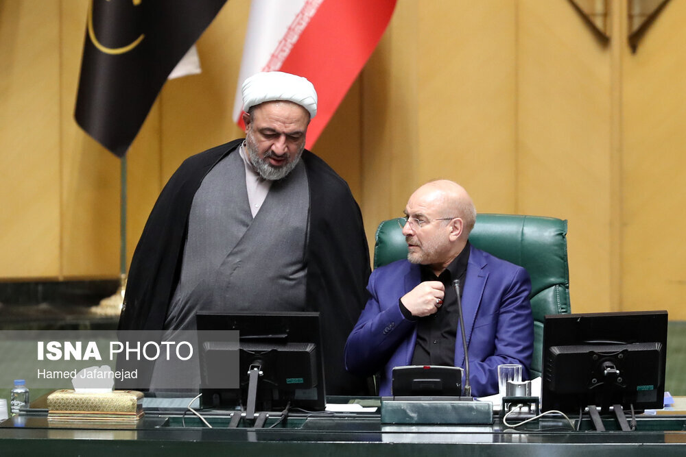 عکس | چهره جدی قالیباف حین صحبن خصوصی با حمید رسایی حین شمارش آرا