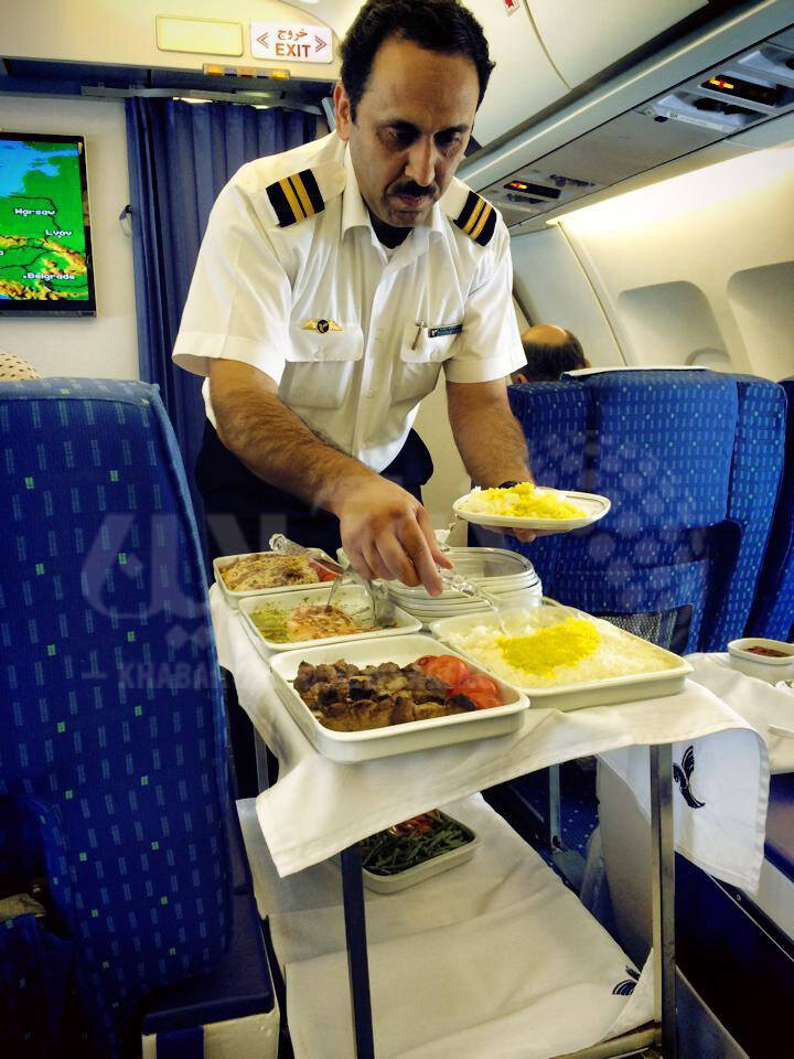 عکس | سرویس پذیرایی جالب و شام مفصل داخل هواپیما در سالهای اول انقلاب