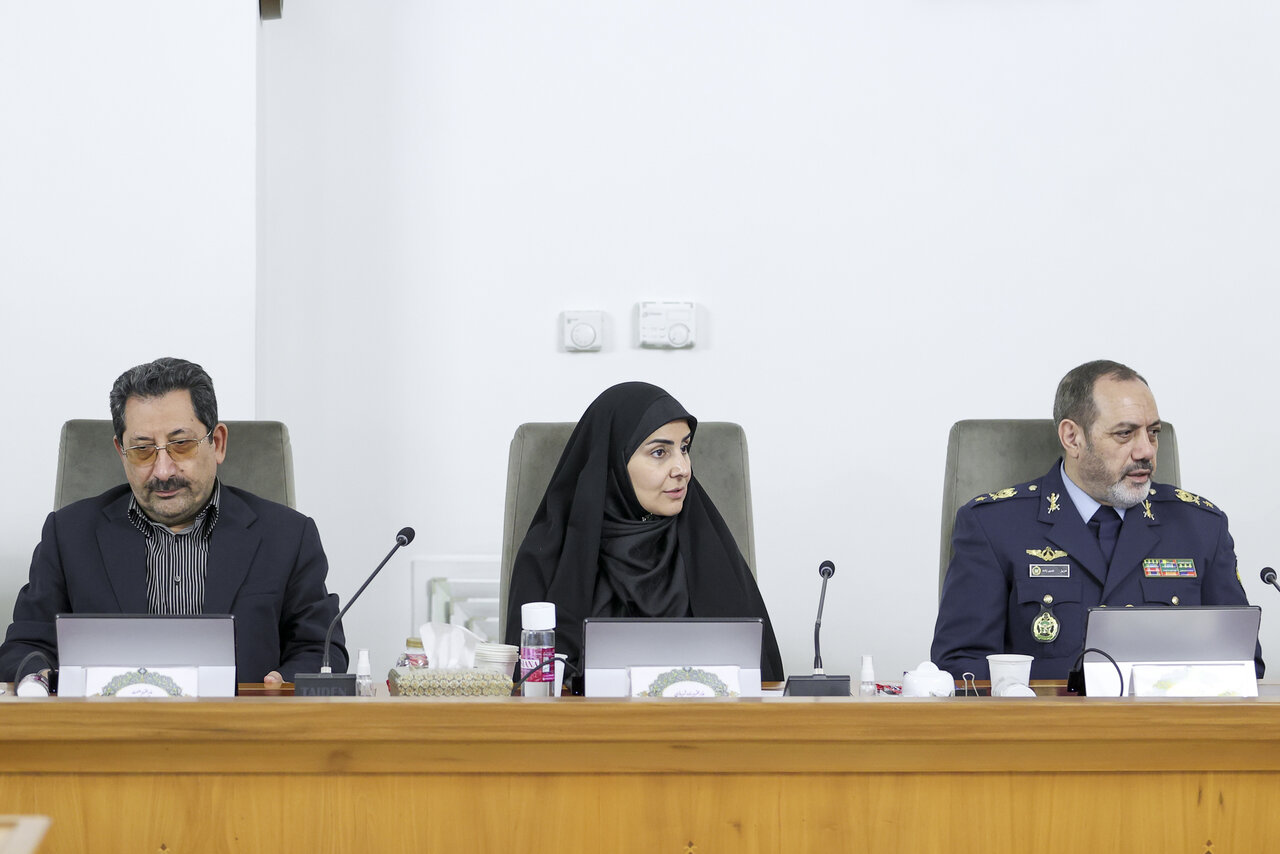 تصاویری از نخستین جلسه کابینه دولت چهاردهم/ خوش و بش وزیر اطلاعات و ارتباطات/ حضور دو زن در جلسه دولت