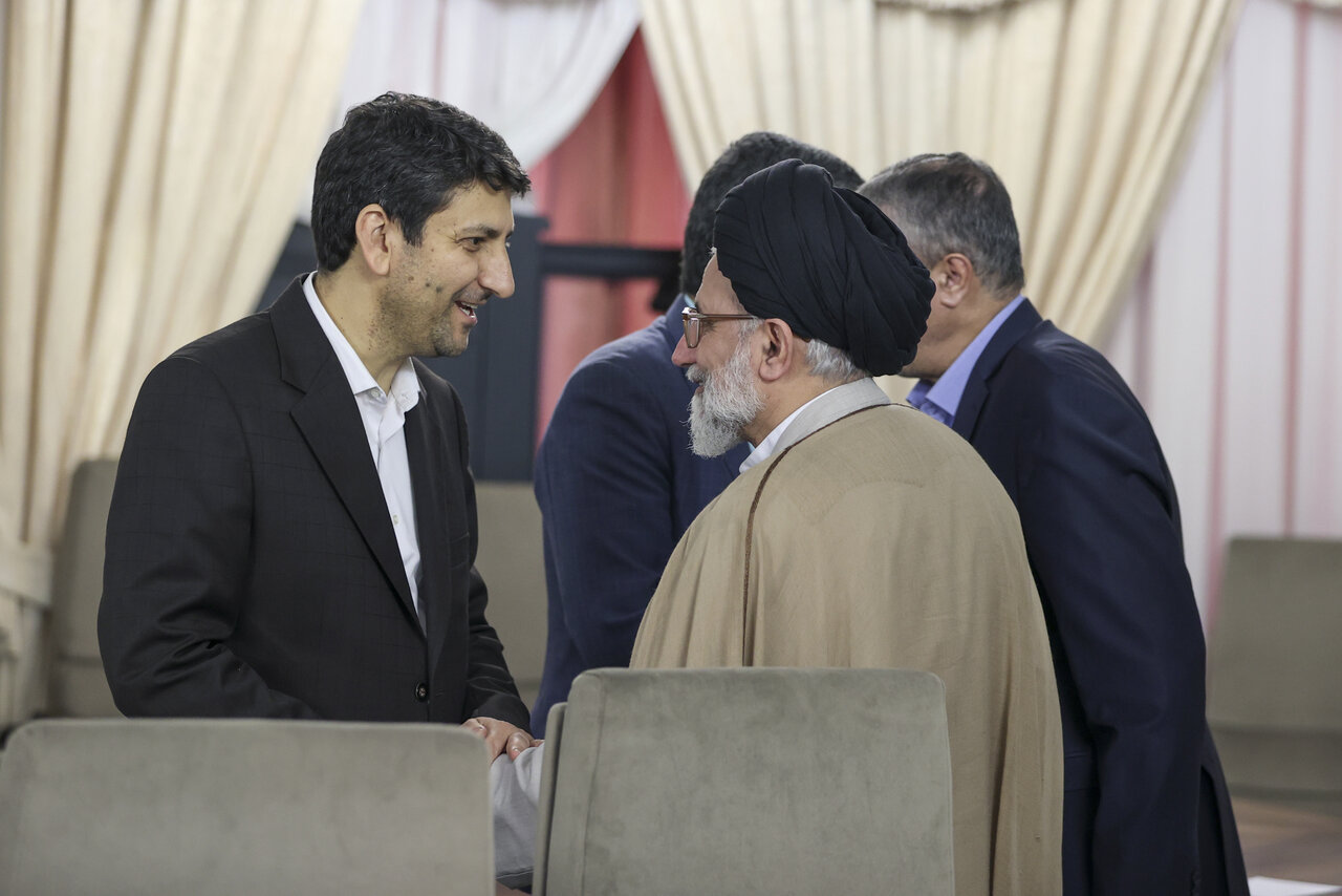 تصاویری از نخستین جلسه کابینه دولت چهاردهم/ خوش و بش وزیر اطلاعات و ارتباطات/ حضور دو زن در جلسه دولت