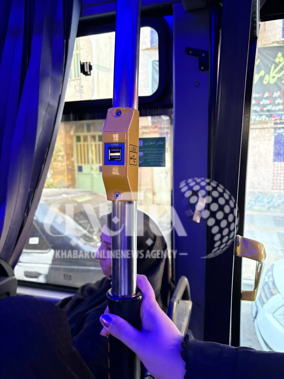 عکس | درگاه ورودی فلش مموری در اتوبوس بیآرتی اردبیل