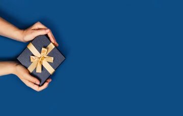هدیه عجیب به زنان موفق در یک همایش / عکس