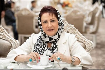 عکس | واکنش جنجالی مریم امیرجلالی به محبت یک هوادار و کشیدن نقاشی چهره‌اش؛ مظلوم‌نمایی بسه!