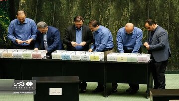 ادعای تازه روزنامه اصولگرا : برای رای اعتماد به کابینه پزشکیان، نسبت مخدوش به رهبری دادند!