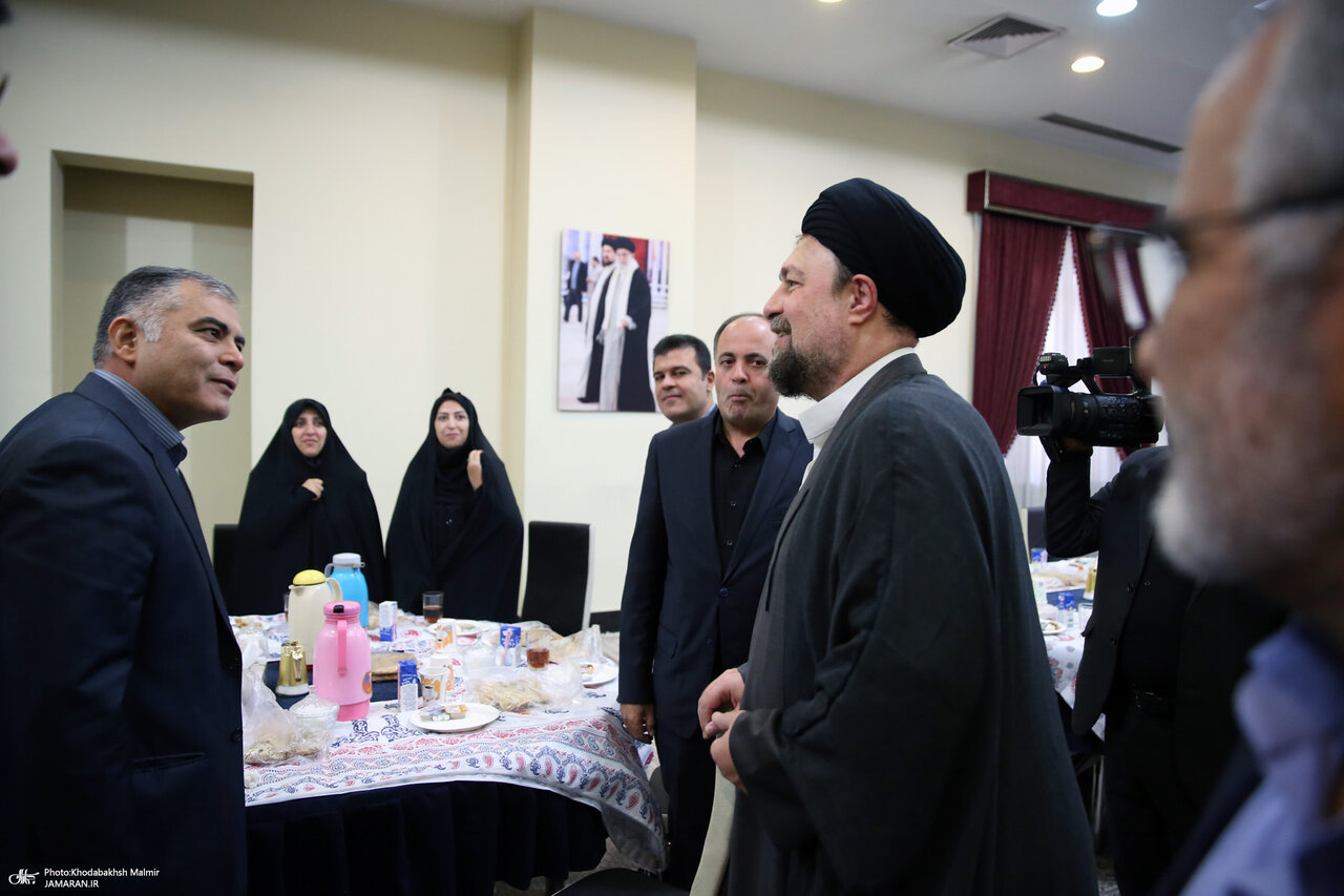 قابهای عکسی که در اتاق سید حسن خمینی نصب شدهاند+ تصاویر