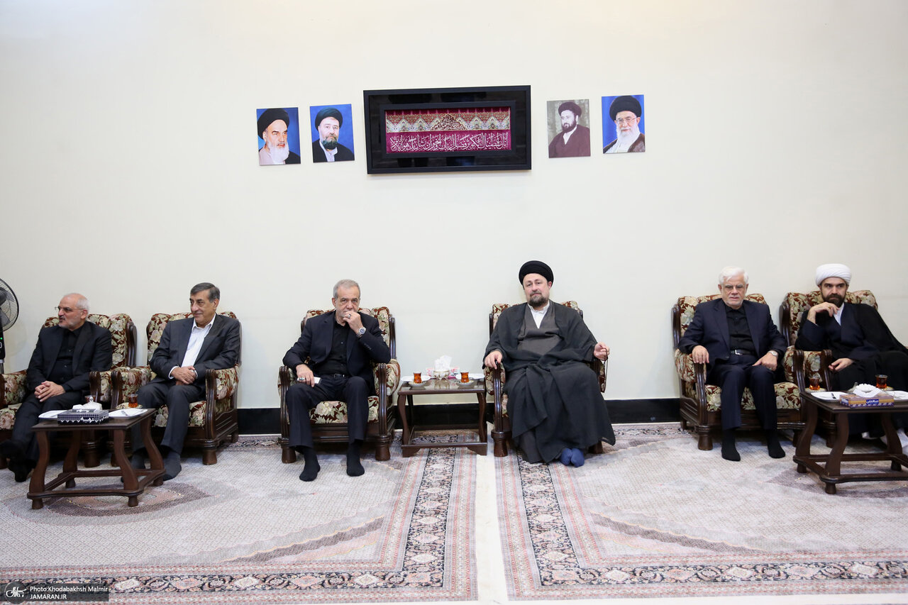 قابهای عکسی که در اتاق سید حسن خمینی نصب شدهاند+ تصاویر