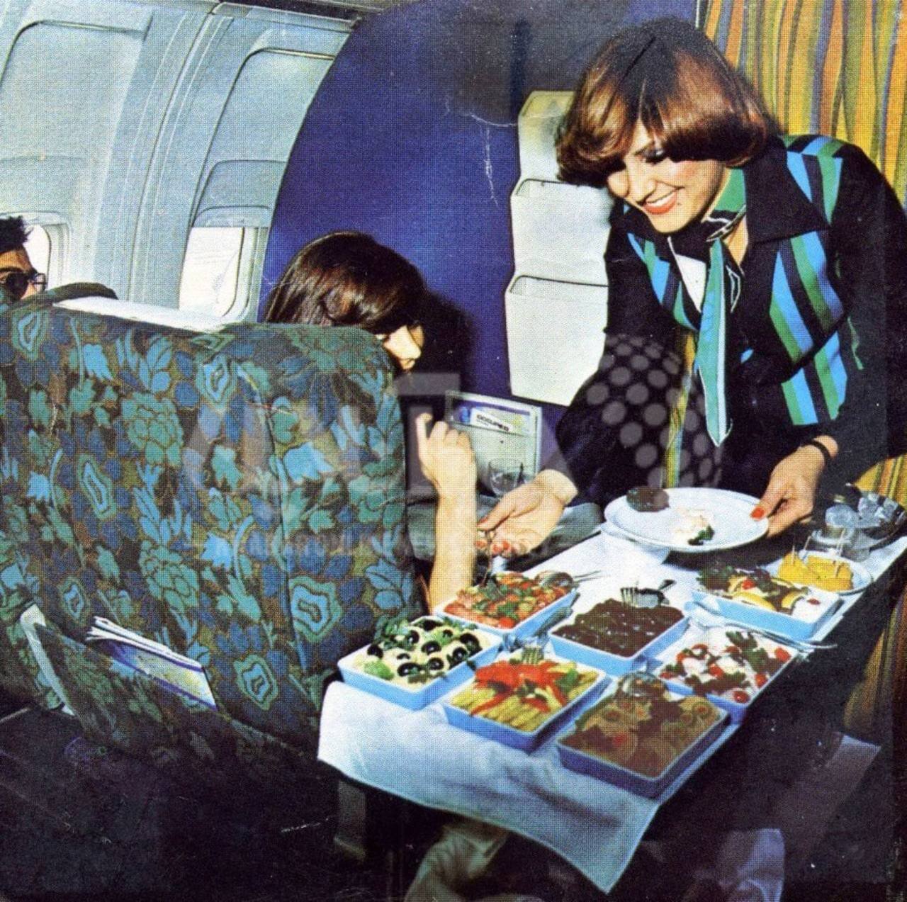 عکس | میز پذیرایی مفصل در بخش فرستکلاس ایرانایر در سال ۱۳۵۳