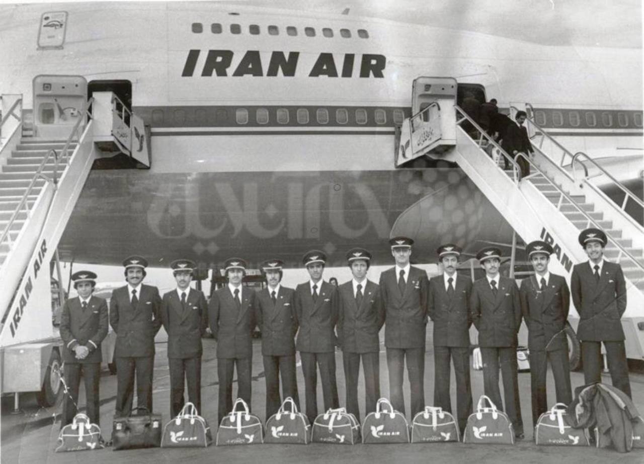 عکس | لحظه اعزام دانشجویان خلبانی ایران به آمریکا در سال ١٣٥٧؛ عکس یادگاری با هواپیمای غولپیکر ایرانی