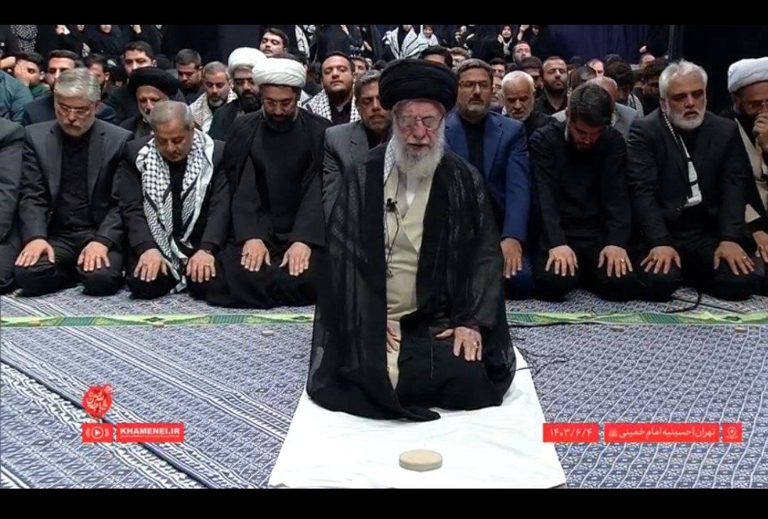 عکسی از اقامه نماز عزاداران هیئتهای دانشجویی به امامت رهبر انقلاب