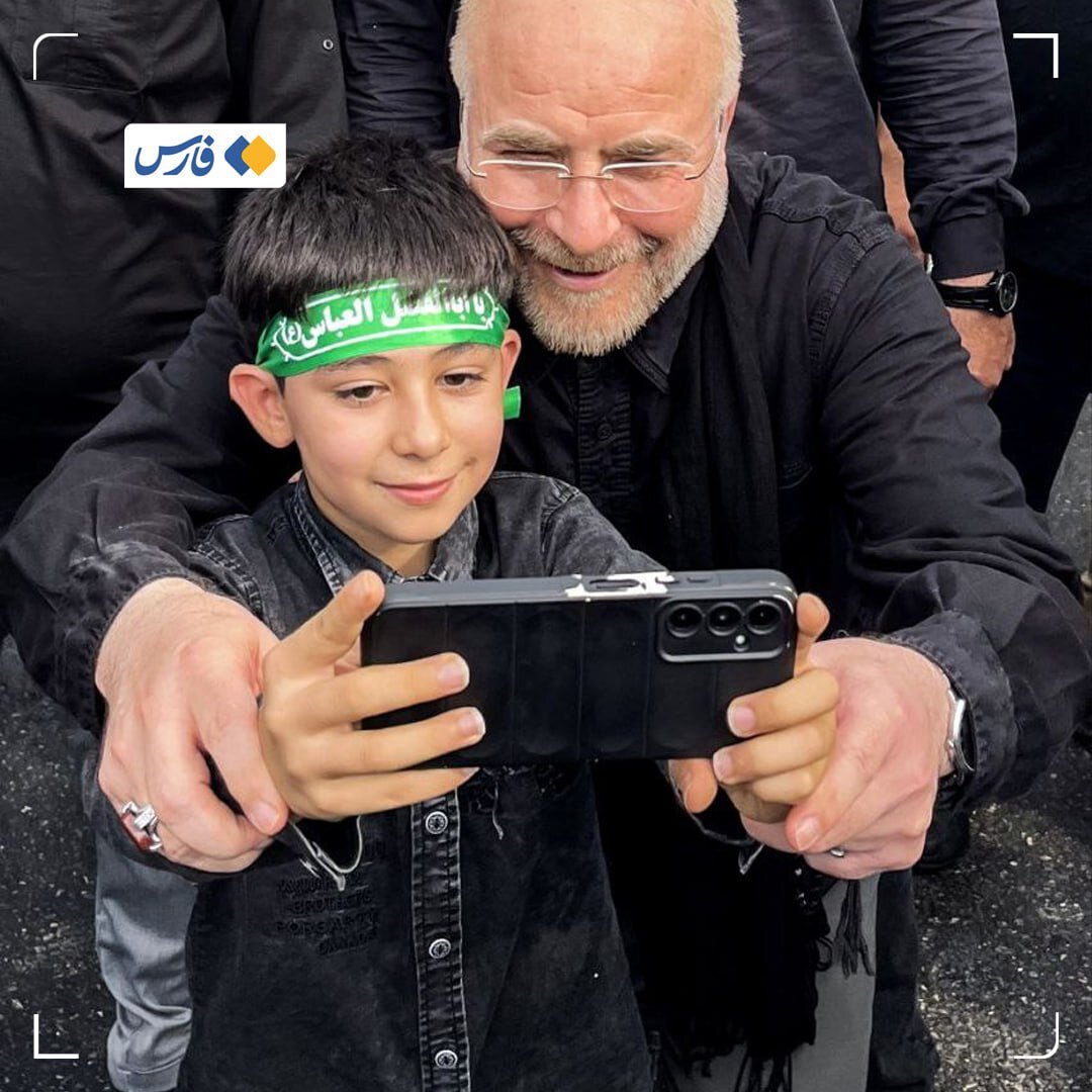 عکسی از ژست متفاوت قالیباف در پیاده روی اربعین