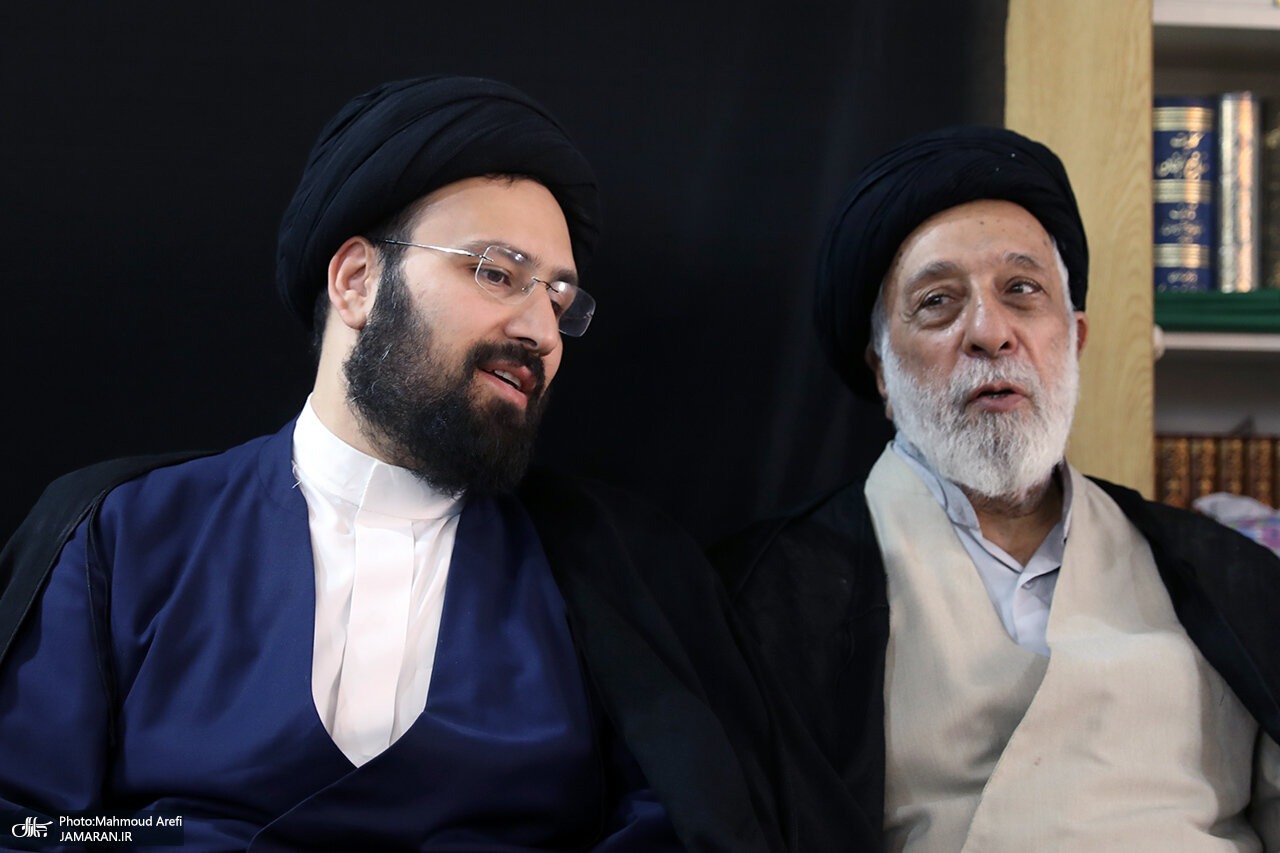عکسی از همنشینی برادر رهبر انقلاب و سیدعلی خمینی در یک مراسم