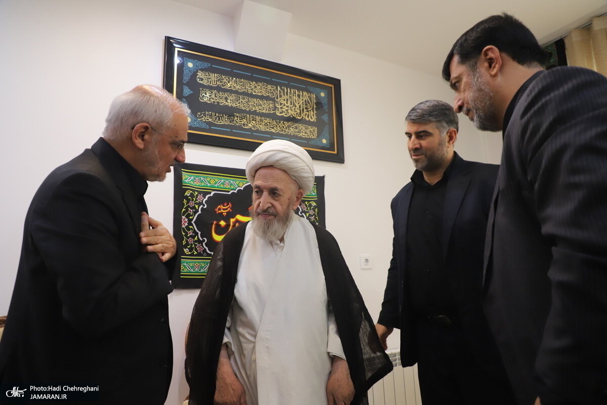 تصاویری از همنشینی مسئول دفتر پزشکیان و داماد آیت الله سیستانی /نماینده ویژه رئیس جمهور در بیت مراجع و علمای قم