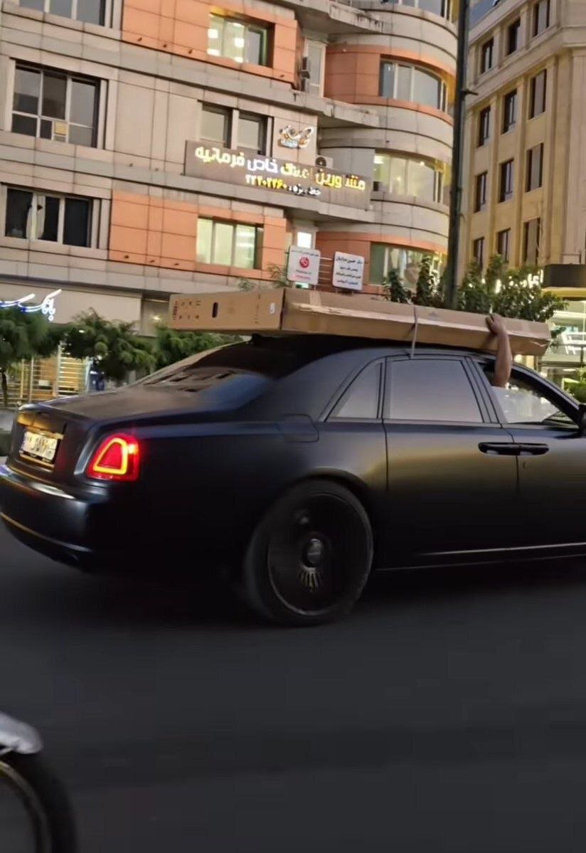 عکس | اقدام عجیب مالک خودروی ۳۰ میلیارد تومانی در خیابانهای تهران؛ باربری تلویزیون روی سقف!