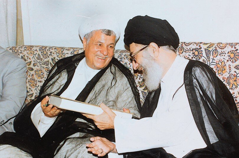 3 روایت از رهبر انقلاب درباره هاشمی رفسنجانی/ نشان فتحی که به سینه آیت الله آویخته شد