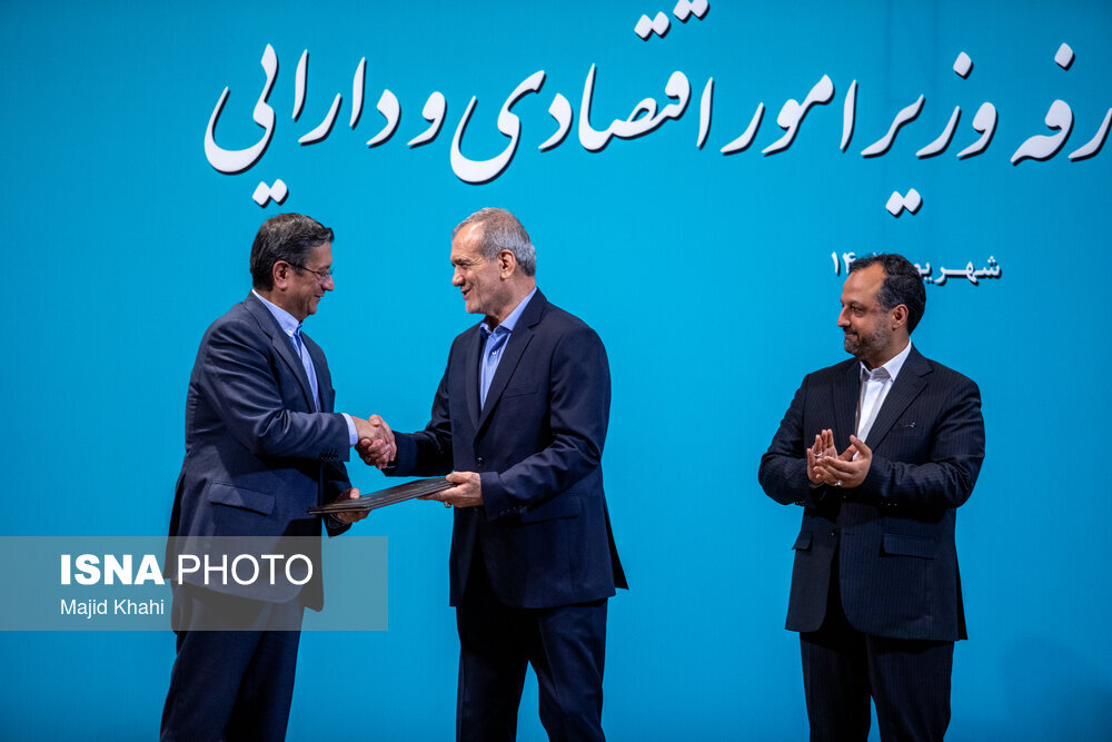 تصاویری از مراسم تکریم و معارفه وزرای قدیم و جدید اقتصاد/ هدیه ویژه رئیسجمهور و خاندوزی به وزیر اقتصاد جدید