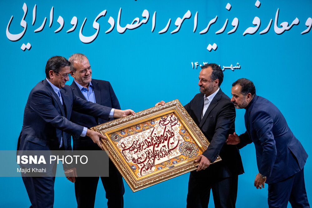 تصاویری از مراسم تکریم و معارفه وزرای قدیم و جدید اقتصاد/ هدیه ویژه رئیسجمهور و خاندوزی به وزیر اقتصاد جدید