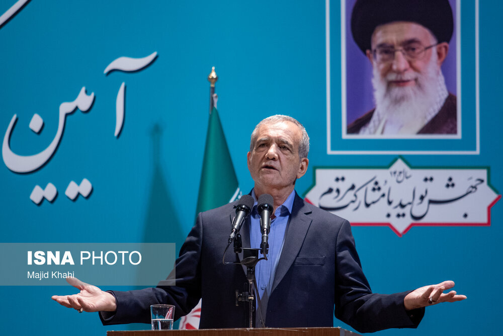 تصاویری از مراسم تکریم و معارفه وزرای قدیم و جدید اقتصاد/ هدیه ویژه رئیسجمهور و خاندوزی به وزیر اقتصاد جدید