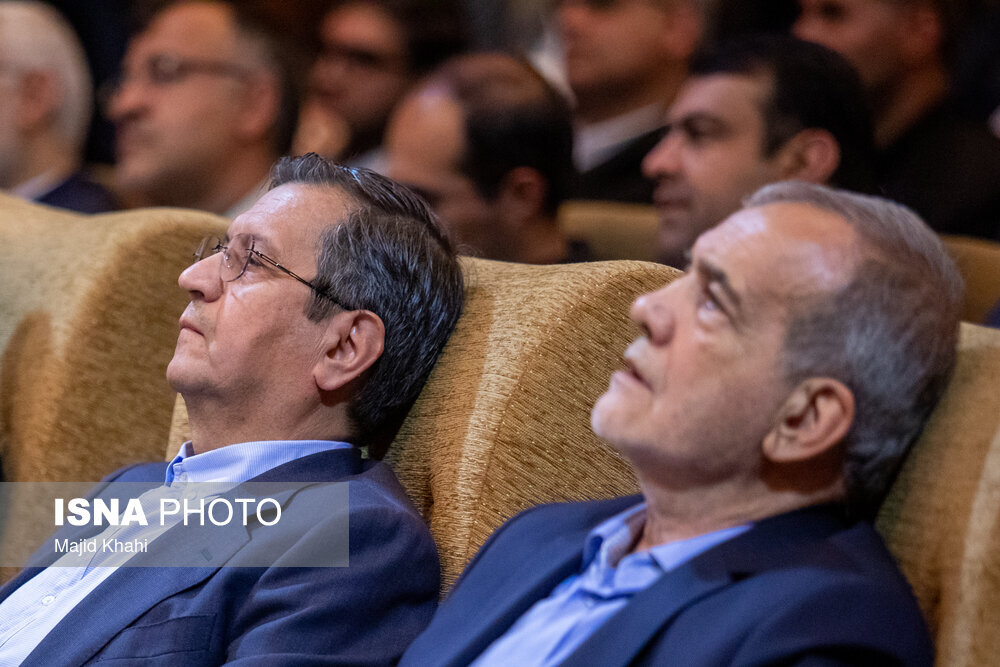 تصاویری از مراسم تکریم و معارفه وزرای قدیم و جدید اقتصاد/ هدیه ویژه رئیسجمهور و خاندوزی به وزیر اقتصاد جدید