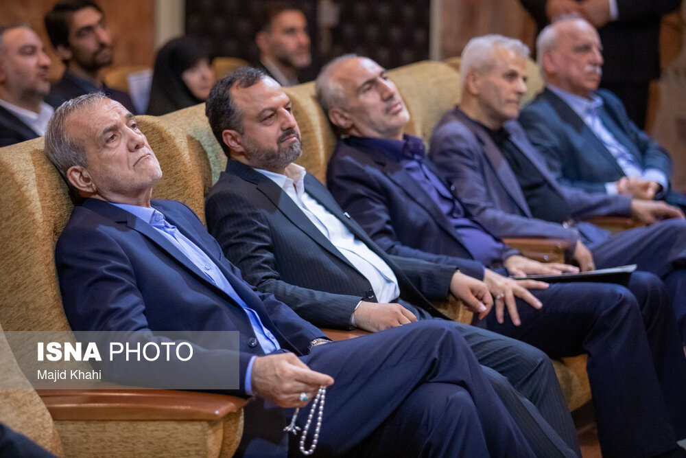 تصاویری از مراسم تکریم و معارفه وزرای قدیم و جدید اقتصاد/ هدیه ویژه رئیسجمهور و خاندوزی به وزیر اقتصاد جدید