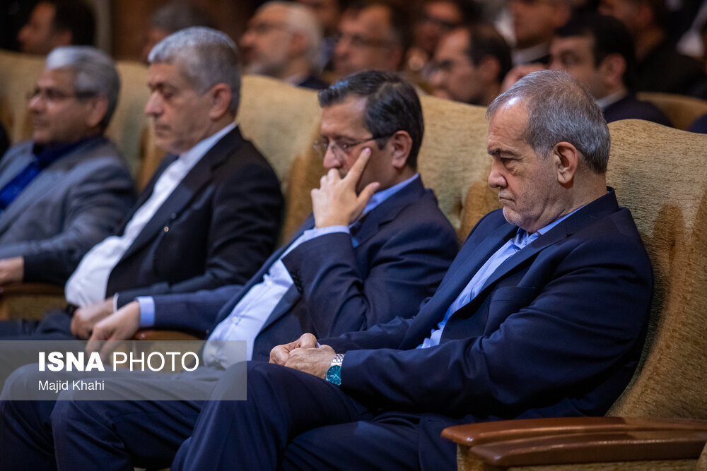 تصاویری از مراسم تکریم و معارفه وزرای قدیم و جدید اقتصاد/ هدیه ویژه رئیسجمهور و خاندوزی به وزیر اقتصاد جدید