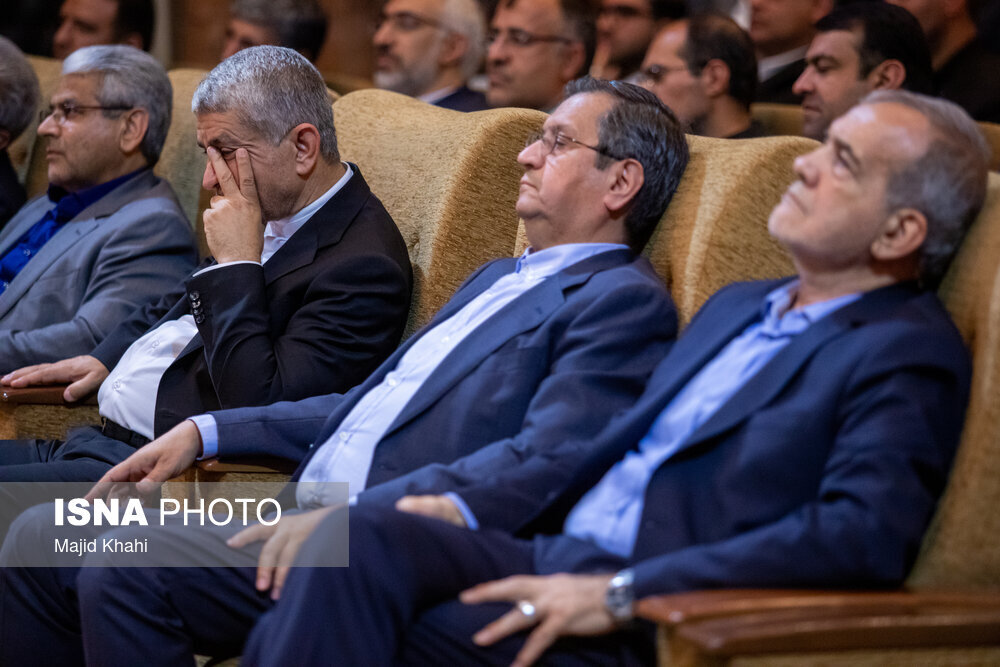 تصاویری از مراسم تکریم و معارفه وزرای قدیم و جدید اقتصاد/ هدیه ویژه رئیسجمهور و خاندوزی به وزیر اقتصاد جدید