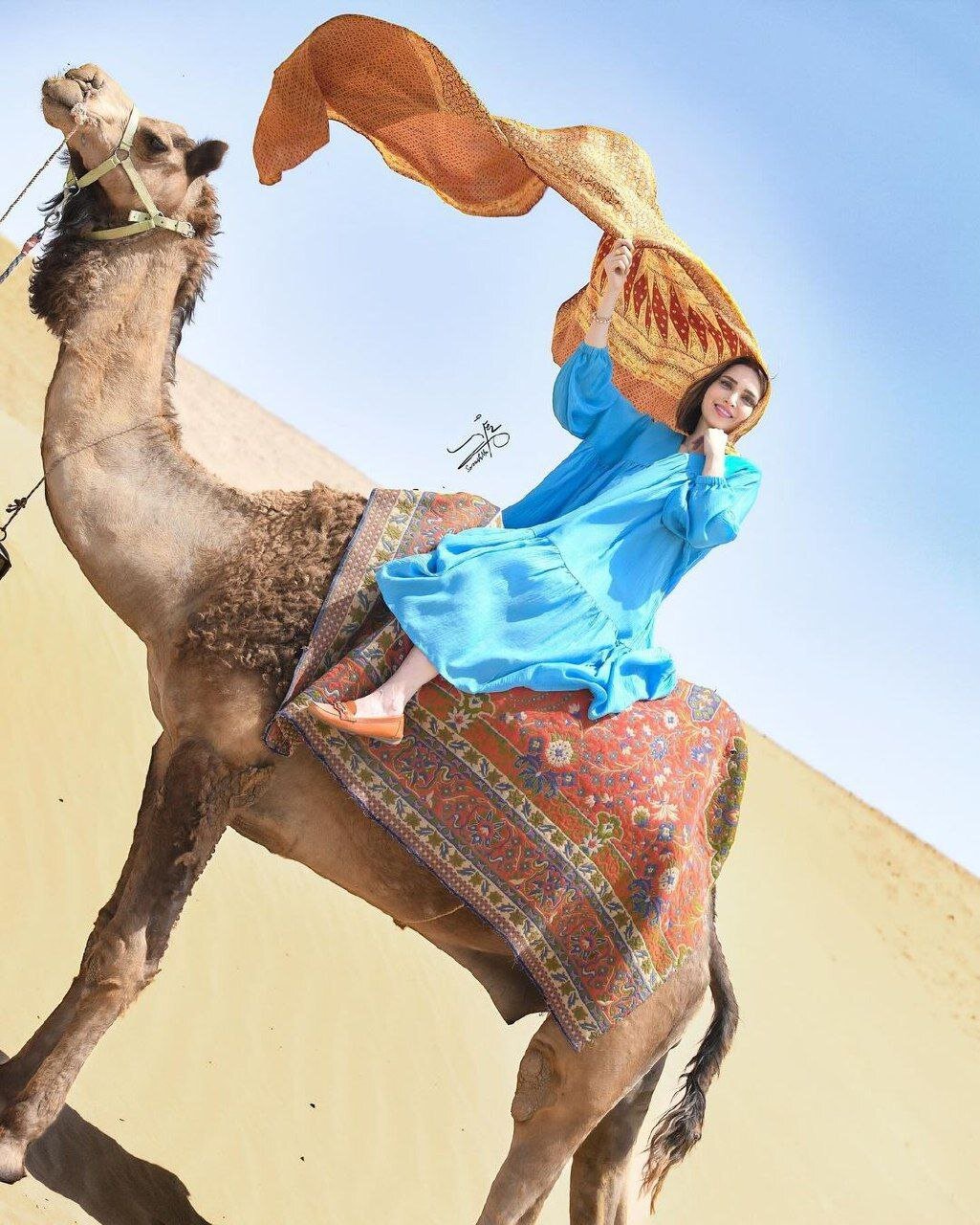 عکس | تصویری پربازدید از شترسواری بهنوش طباطبایی در اعماق بیابان!