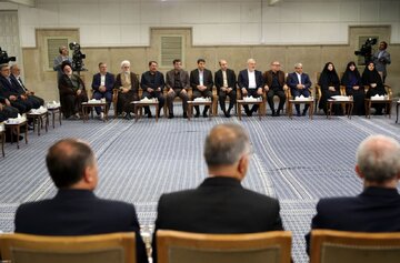 تصاویری از دیدار هیات دولت با رهبرانقلاب