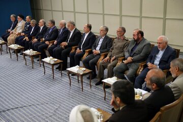 تصاویری از دیدار هیات دولت با رهبرانقلاب