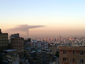 عکس | فوری؛ دود سیاه با منشا نامشخص در آسمان تهران!