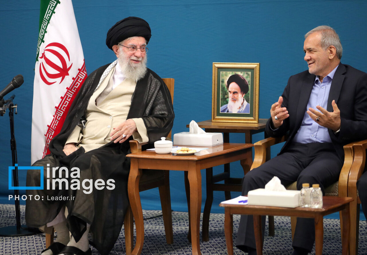 پاسخ به کج‌فهمی‌ها از «پشت بلندگو»/ آیا پزشکیان برای اخذ رأی اعتماد وزرا، از رهبری هزینه کرده است؟
