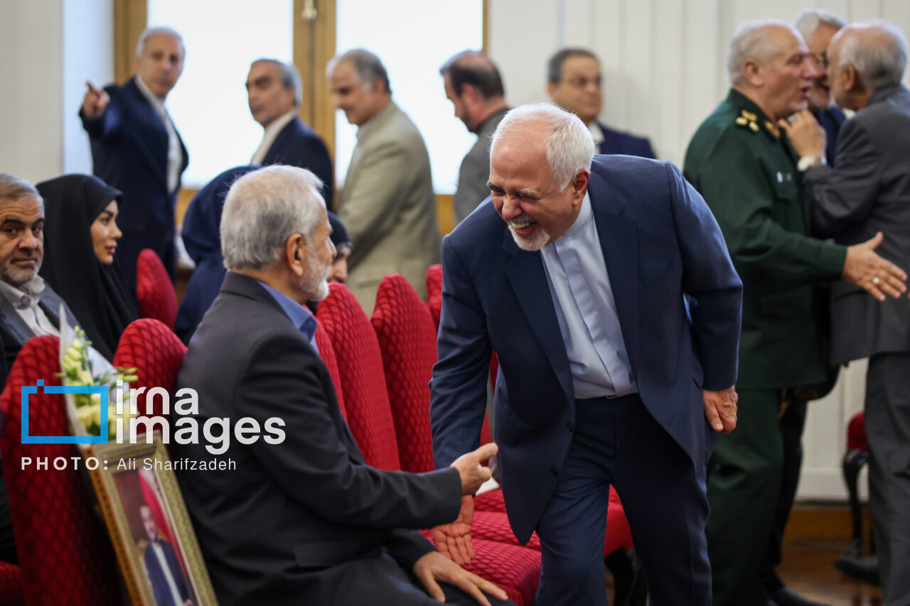 تصاویری از ظریف و خنده های معروفش درحال گفتگو با مشاور رهبری /حرف های درگوشی کمال خرازی و پزشکیان /صالحی هم آمده بود 2 تصاویری از ظریف و خنده های معروفش درحال گفتگو با مشاور رهبری /حرف های درگوشی کمال خرازی و پزشکیان /صالحی هم آمده بود