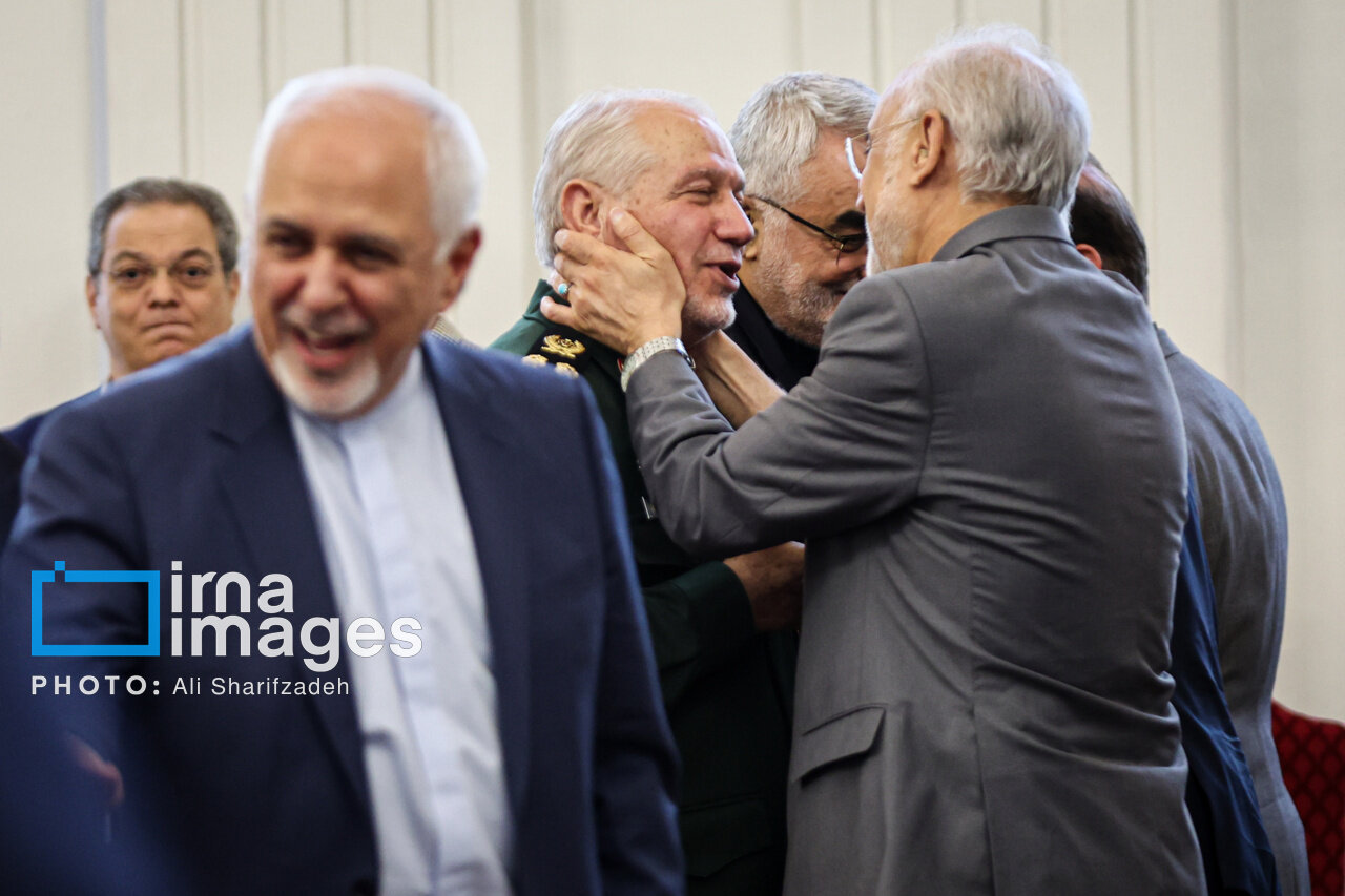 تصاویری از ظریف و خنده های معروفش درحال گفتگو با مشاور رهبری /حرف های درگوشی کمال خرازی و پزشکیان /صالحی هم آمده بود 3 تصاویری از ظریف و خنده های معروفش درحال گفتگو با مشاور رهبری /حرف های درگوشی کمال خرازی و پزشکیان /صالحی هم آمده بود