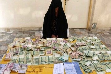 ببینید | تصاویر عجیب از حجم پولهایی که یک گدا در روز از مردم داخل گونی برنج ریخته است! ببینید | تصاویر عجیب از حجم پولهایی که یک گدا در روز از مردم داخل گونی برنج ریخته است!