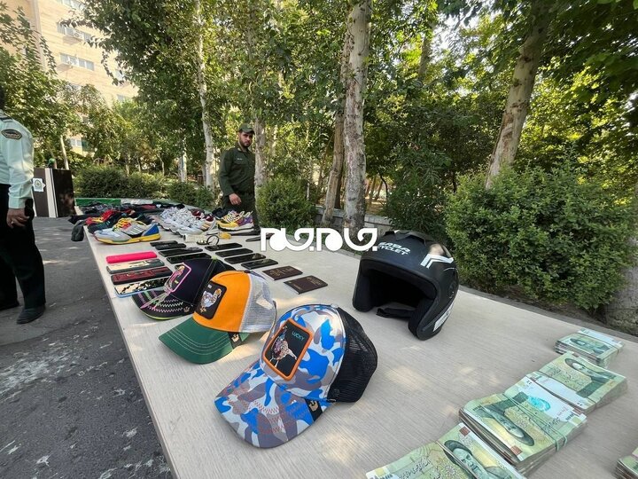 تصاویری از وسایل کشف شده از موبایل قاپ تهران و همدستش